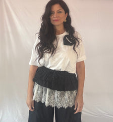 Pantalone Palazzo Nero a Righe Sottili con Dettaglio in Pizzo e Vita Drappeggiata