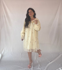 Abito romantico in tulle ricamato color crema con balze