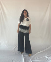 Pantalone Palazzo Nero a Righe Sottili con Dettaglio in Pizzo e Vita Drappeggiata
