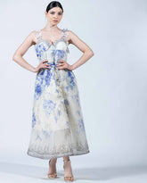⸻
Abito floreale bluette e panna con dettagli Swarovski