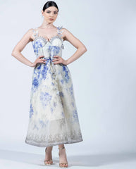 ⸻
Abito floreale bluette e panna con dettagli Swarovski