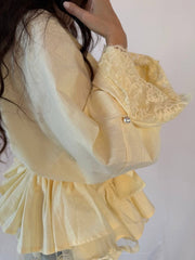 Blusa butter yellow in pizzo con bottoni perla