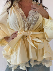 Blusa butter yellow in pizzo con bottoni perla