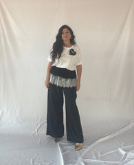 Pantalone Palazzo Nero a Righe Sottili con Dettaglio in Pizzo e Vita Drappeggiata