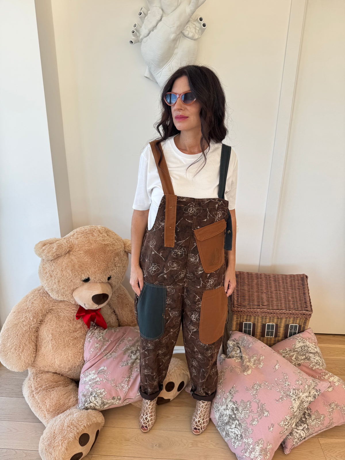 Salopette donna patchwork marrone con tasche applicate – outfit casual