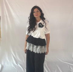 Pantalone Palazzo Nero a Righe Sottili con Dettaglio in Pizzo e Vita Drappeggiata