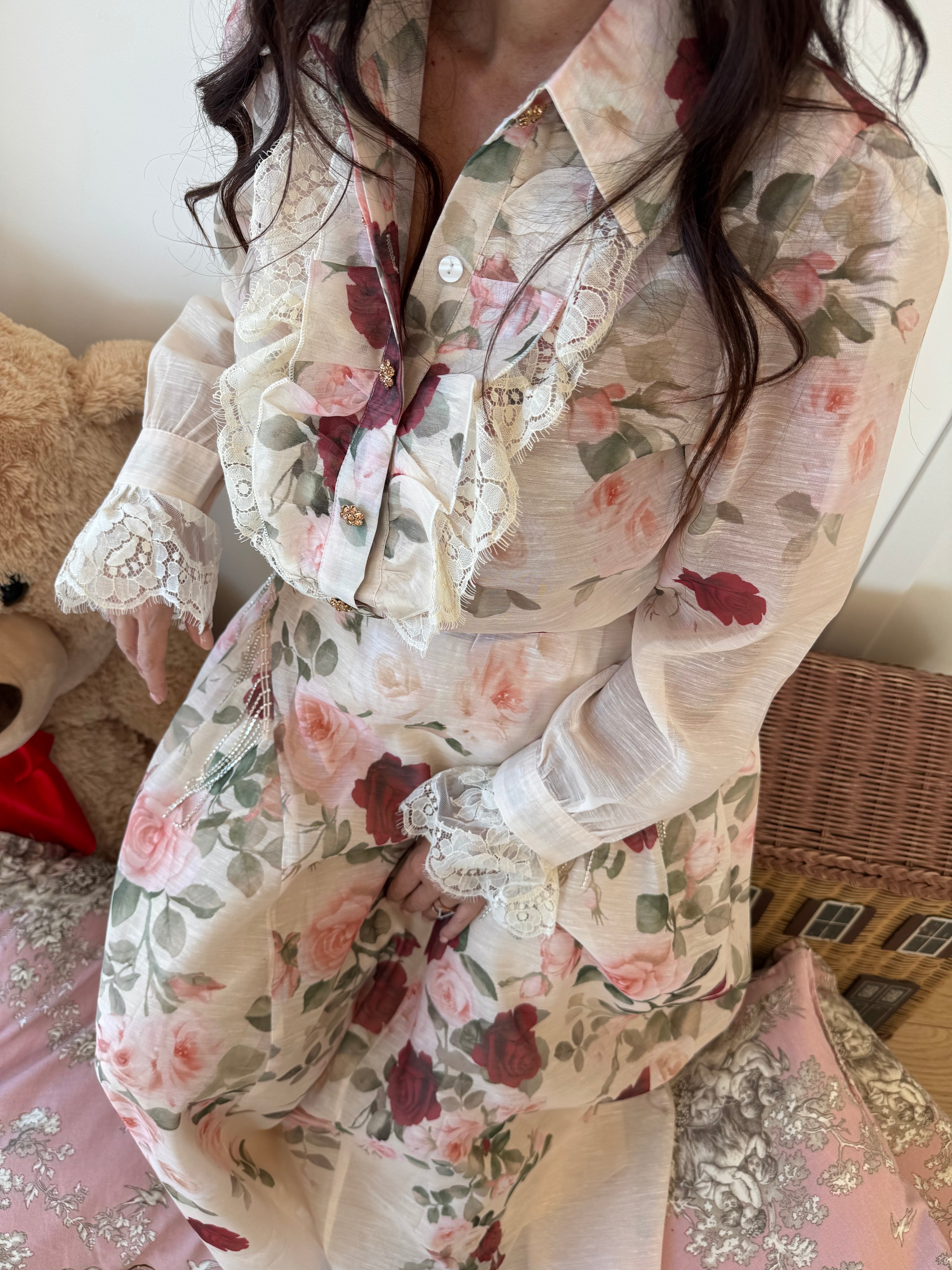Camicia romantica floreale con colletto vittoriano e gonna lunga coordinata elegante