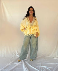 Blusa butter yellow in pizzo con bottoni perla