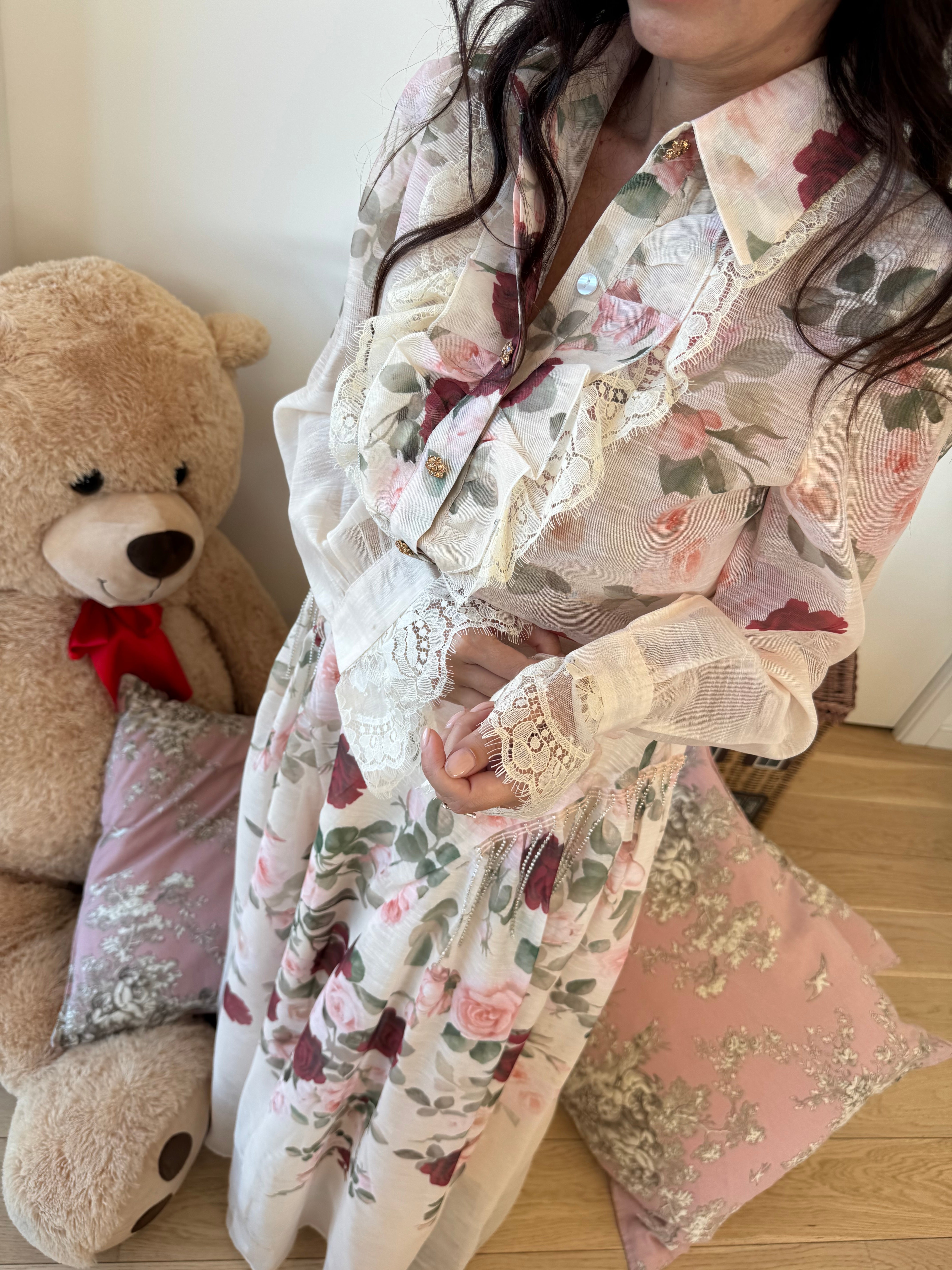 Camicia romantica floreale con colletto vittoriano e gonna lunga coordinata elegante