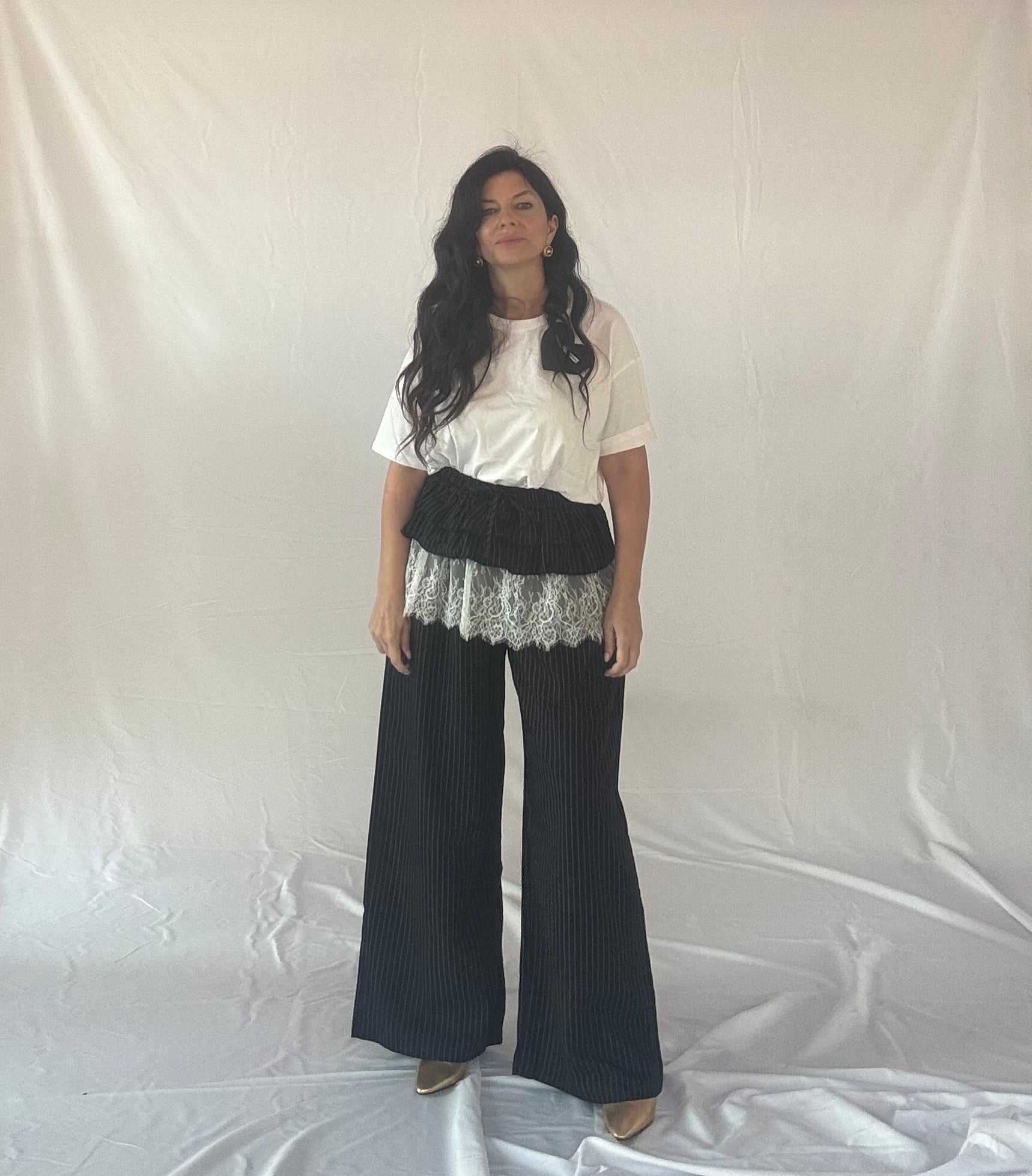 Pantalone Palazzo Nero a Righe Sottili con Dettaglio in Pizzo e Vita Drappeggiata