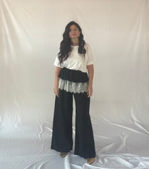 Pantalone Palazzo Nero a Righe Sottili con Dettaglio in Pizzo e Vita Drappeggiata