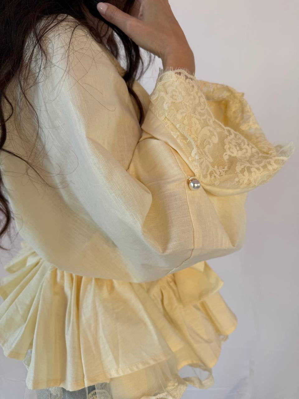 Blusa butter yellow in pizzo con bottoni perla