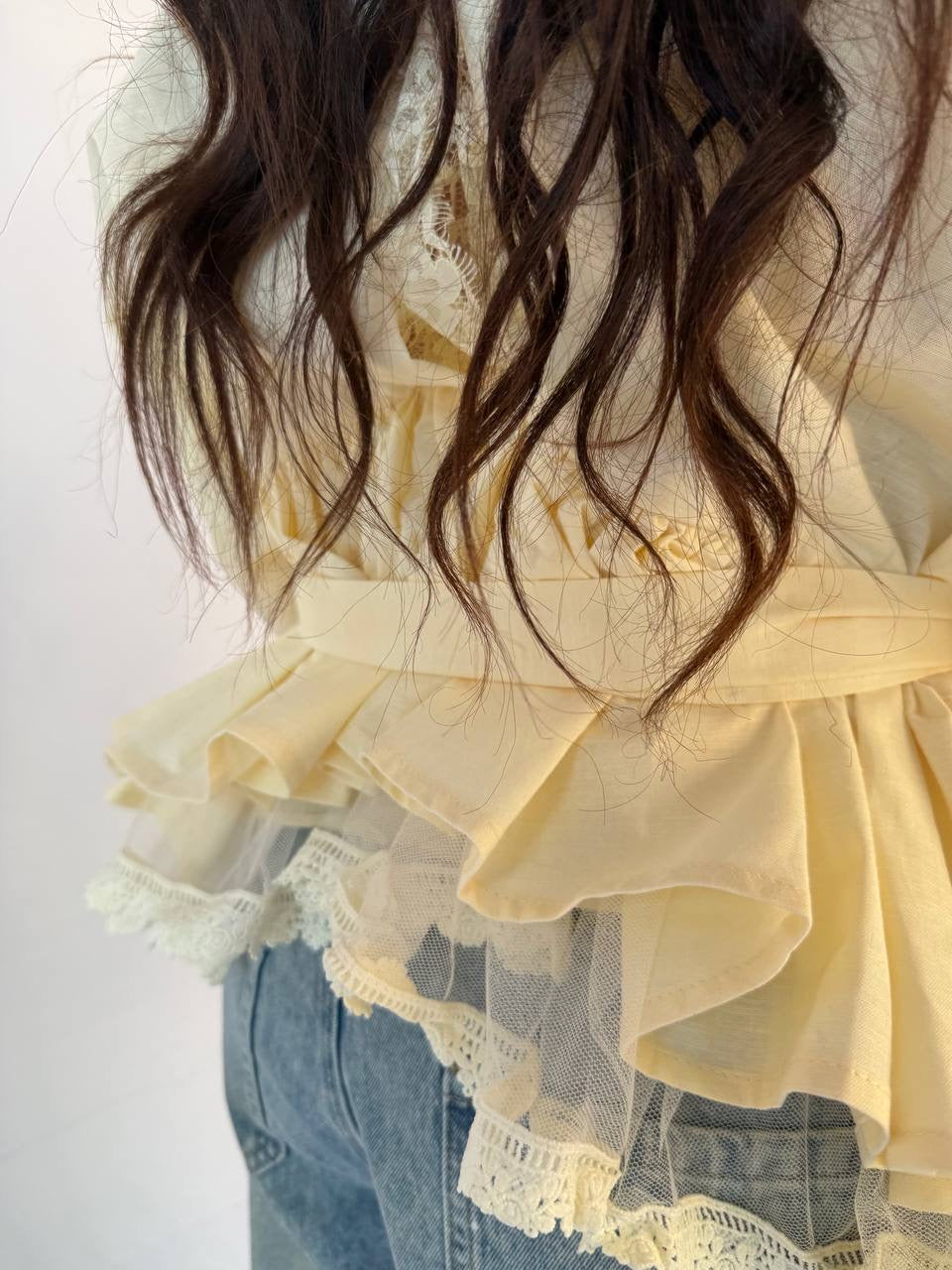 Blusa butter yellow in pizzo con bottoni perla