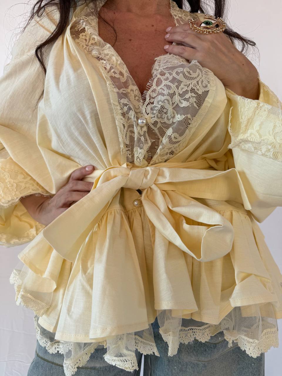 Blusa butter yellow in pizzo con bottoni perla